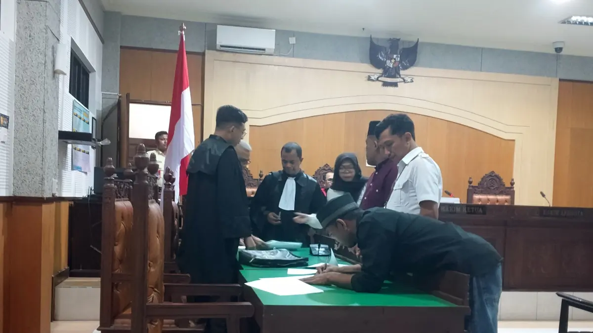 TERBUKTI BERSALAH: Para terdakwa menandatangani berkas usai pembacaan putusan di Pengadilan Tipikor Mataram, Senin (22/6). (HARLI/LOMBOK POST)