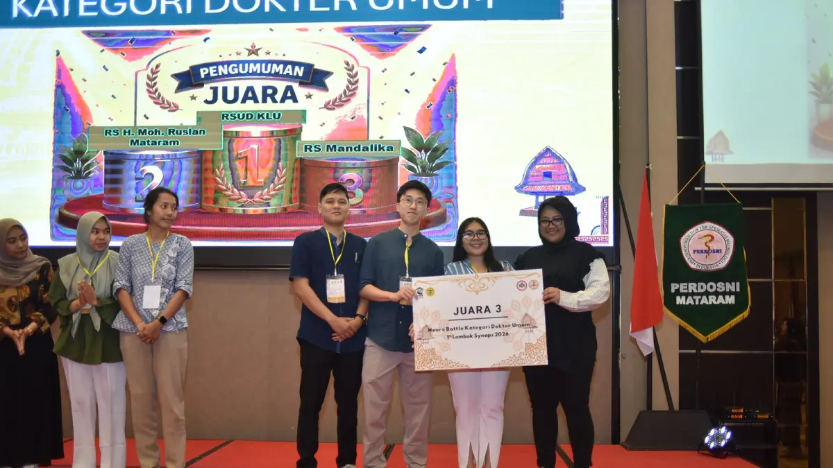 Tiga dokter RS Mandalika, dr. Kevin Tanoto, dr. Muhammad Hardi Tenggara, dan dr. Anggi Ritania Putri menunjukkan trofi dan piagam penghargaan usai meraih Juara III Neuro Battle Kategori Dokter Umum pada ajang 1st Lombok SYNAPS 2026 di Mataram.