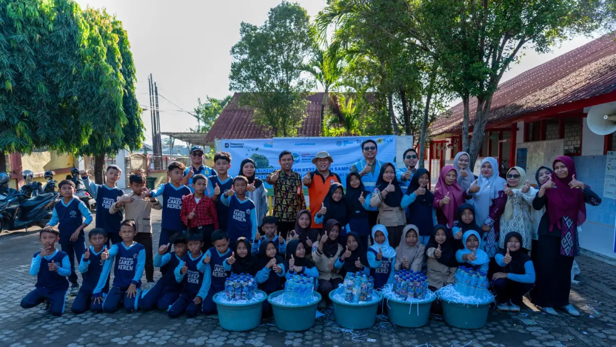 Tim K3L & KAM PT PLN (Persero) UIP Nusra berfoto bersama para murid dan guru SDN 23 Ampenan usai pelaksanaan kegiatan edukasi pengelolaan sampah dan pemanfaatan limbah bernilai ekonomis dalam rangka memperingati Hari Lingkungan Hidup Sedunia 2026.