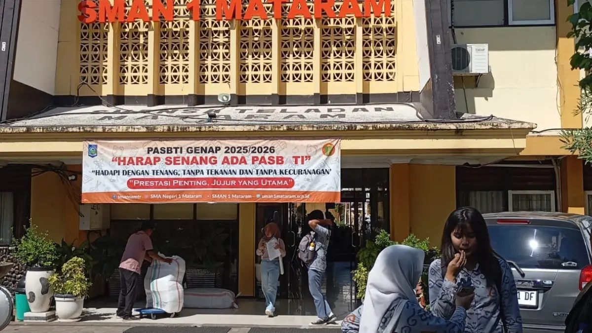 TUNGGU JEMPUTAN: Dua orang siswa saat menunggu jemputan di salah satu sekolah yang dianggap favorit di Kota Mataram, belum lama ini.

