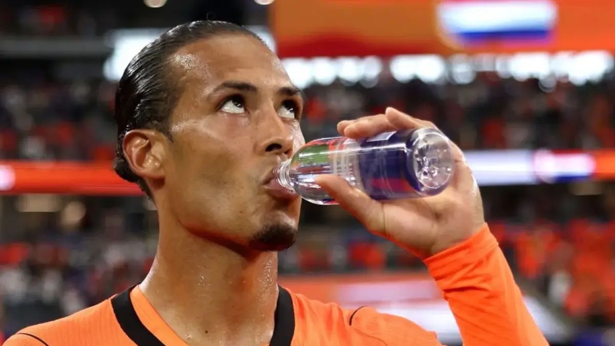 Virgil van Dijk layangkan kritik jeda minum di Piala Dunia 2026. Kapten Liverpool sebut water break merusak ritme dan membosankan.