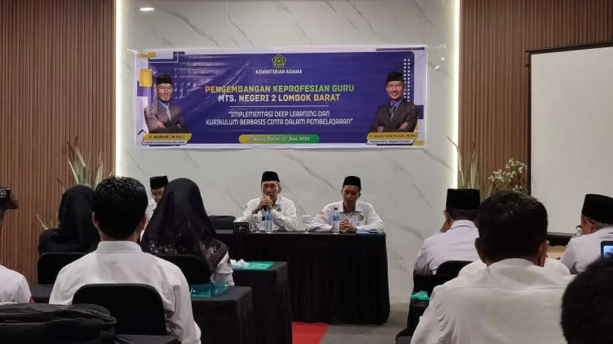 WORKSHOP: Para guru MTsN 2 Lobar melaksanakan workshop pengembangan keprofesian guru bertema Implementasi Deep Learning dan Kurikulum Berbasis Cinta dalam Pembelajaran di RM Sukma Rasa, Senin (22/6).