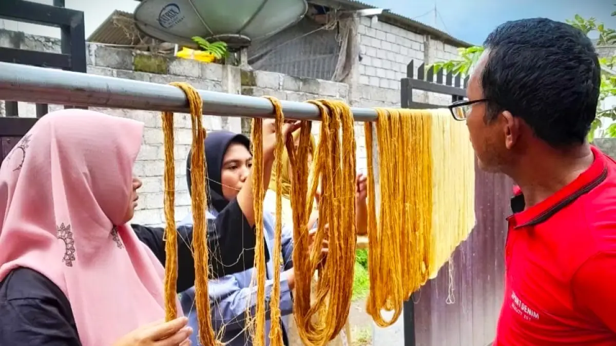 ALAMI: Proses penjemuran benang katun pilihan yang digunakan untuk pembuatan kain tenun Pringgasela, beberapa waktu lalu. (IST/LOMBOK POST)

