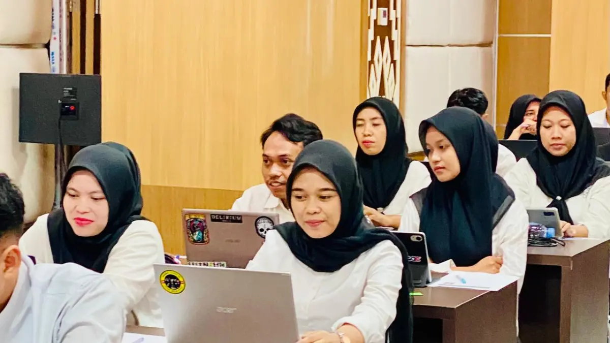 BERBASI CAT: Rindi Antika (dua dari kiri) saat mengikuti seleksi pegawai RSUD Tripat belum lama ini. Dia merasa bersyukur dinyatakan lulus tanpa ordal ataupun permintaan membayar sejumlah uang tertentu. (Toni/Lombok Post)