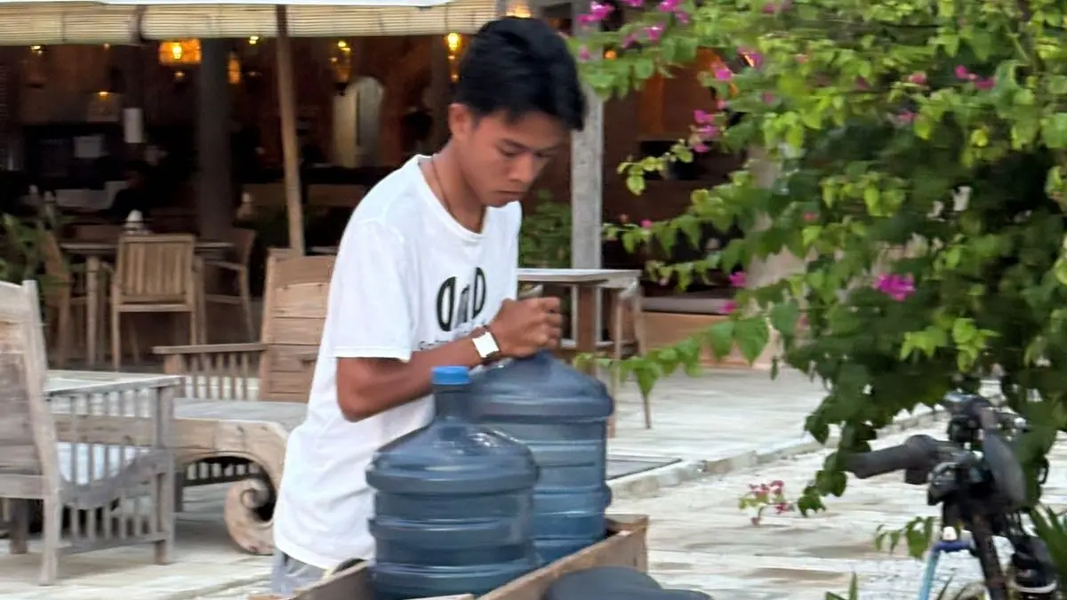 BUTUH JANGKA PANJANG: Warga Gili Meno mengambil air menggunakan galon yang didistribusikan oleh pemerintah daerah.