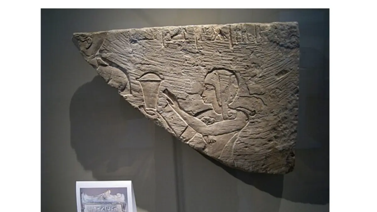 Kakak laki-laki Akhenaten, Thutmose, ditunjukkan dalam perannya sebagai Imam Besar Ptah. Akhenaten menjadi pewaris takhta setelah Thutmose meninggal pada masa pemerintahan ayahnya. (WIKIPEDIA)