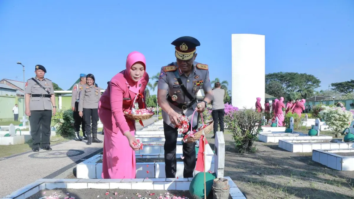 Kapolda NTB Irjen Pol. Kalingga Rendra Raharja didampingi Ketua Bhayangkari Daerah NTB Ny. Widhy Kalingga melakukan tabur bunga di TMP Majeluk, Kota Mataram.