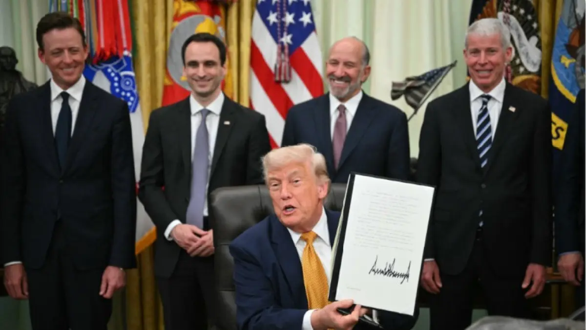 KEBIJAKAN BARU: Presiden AS Donald Trump menandatangani dua perintah tentang komputasi kuantum di Ruang Oval Gedung Putih, Washington, Senin (22/6) waktu setempat. (ANDREW HARNIK/AFP)