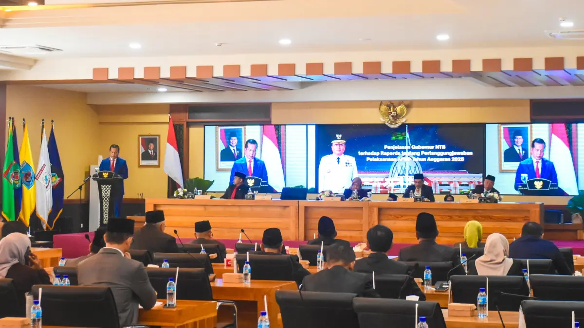 KELOLA ANGGARAN: Suasana rapat paripurna DPRD NTB dengan agenda penjelasan terhadap Raperda tentang Pertanggungjawaban Pelaksanaan APBD Tahun Anggaran 2025, di Kantor Gubernur NTB, Senin (22/6). (DISKOMINFOTIK NTB FOR LOMBOK POST)