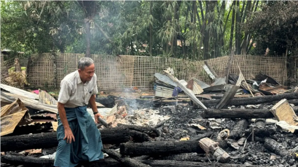 KORBAN PERANG: Seorang warga membersihkan puing-puing setelah serangan udara oleh militer Myanmar di Kyauktaw, pada Kamis (18/6). (AFP)