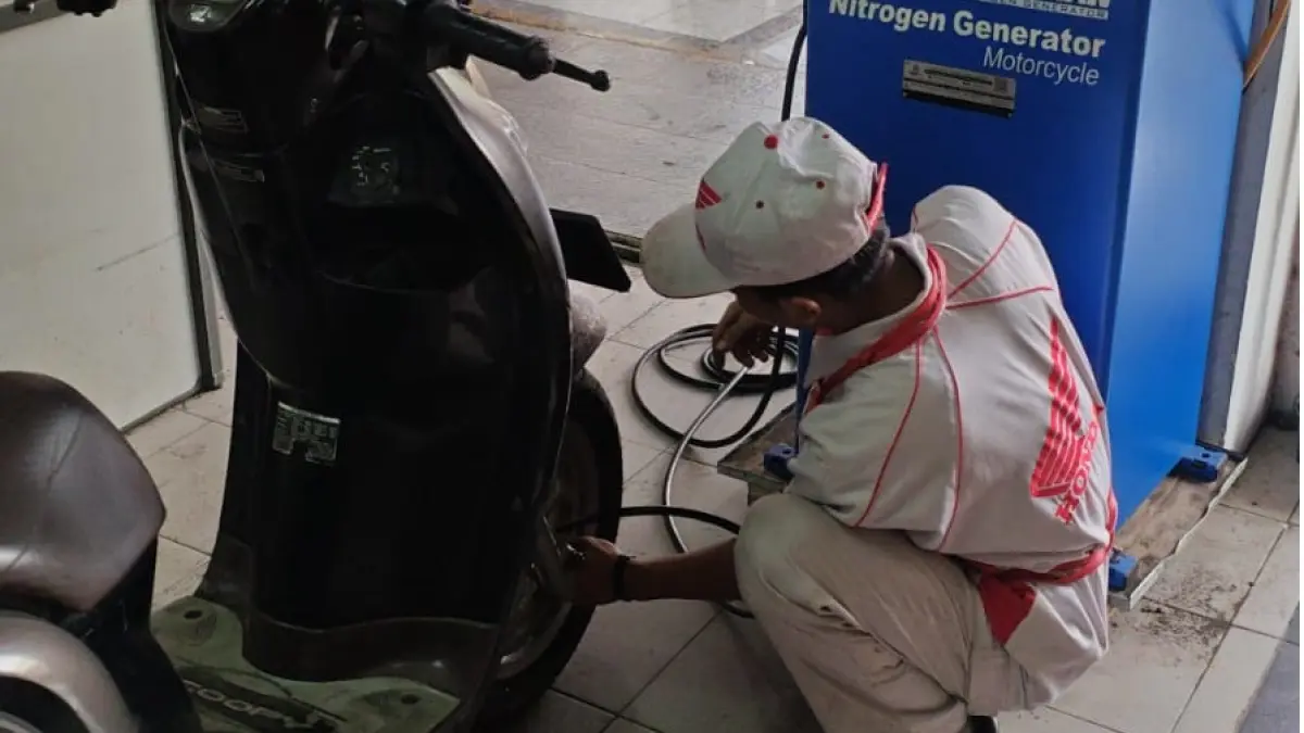 Mekanik Honda saat cek tekanan angin ban. (ist/LombokPost)
