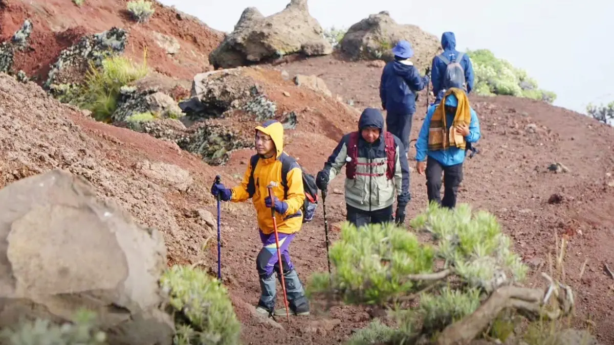 Pendakian Rinjani dengan peralatan lengkap. (IST/LOMBOK POST)