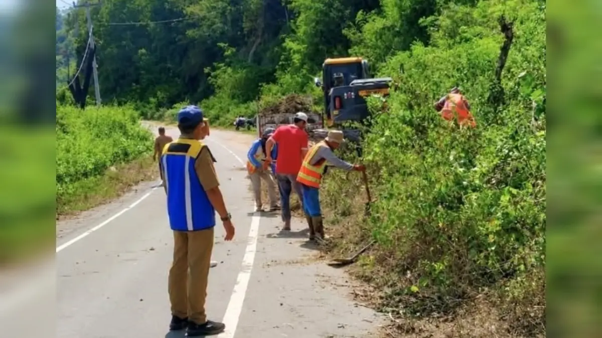 Petugas dari Balai Pemeliharaan Jalan Provinsi Pulau Lombok melakukan penanganan titik longsoran pada Ruas Lembar–Sekotong–Pelangan dan Ruas Pelangan–Simpang Pengantap, Lombok Barat, belum lama ini. (IST/LOMBOK POST)
