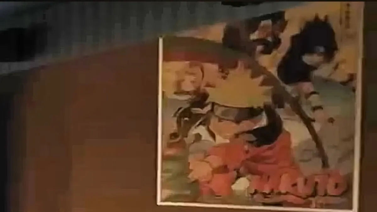 Poster Naruto di dalam kamar sebagai Ester egg