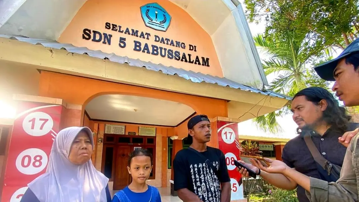 PROTES: Orang tua siswa SDN 5 Babussalam, Desa Babussalam, Kecamatan Gerung mengeluhkan belum cairnya tabungan anak-anak mereka.&nbsp;(Toni/Lombok Post)