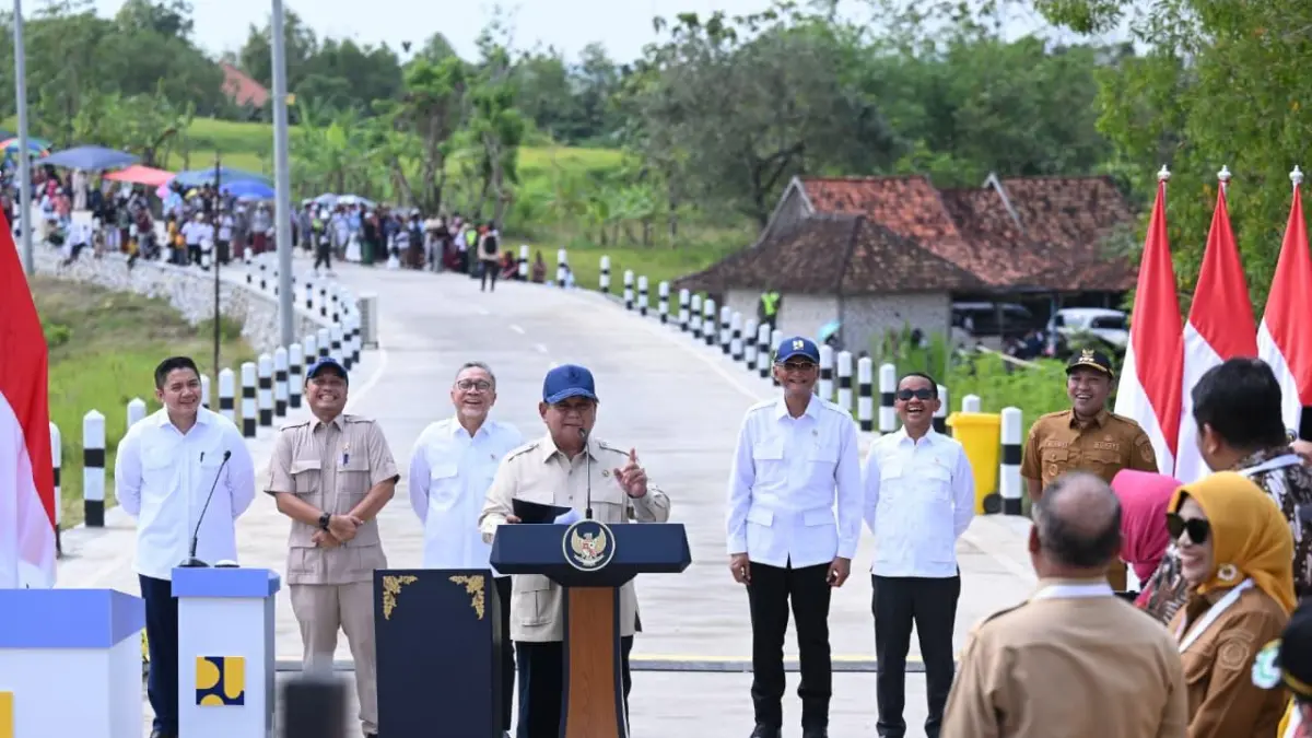 Pusatkan Peresmian di Sampang, Presiden Prabowo Sebut Jaringan Jalan Jadi Kunci Swasembada Pangan dan Energi. (BPMI Setpres)