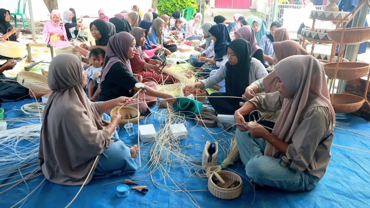 Sejumlah ibu-ibu sedang membuat kerajinan anyaman ketak di Praya Timur, Loteng, beberapa waktu lalu. (Dewi/Lombok Post) 
