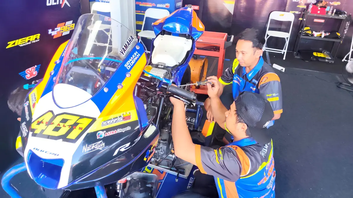 Sejumlah tim mekanik saat mempersiapkan motor balap yang akan digunakan pembalap pada ajang Mandalika Racing Series 2026 Round 2 di lintasan Sirkuit Internasional Mandalika, Loteng, Minggu (21/6) lalu. (Dewi/Lombok Post) 