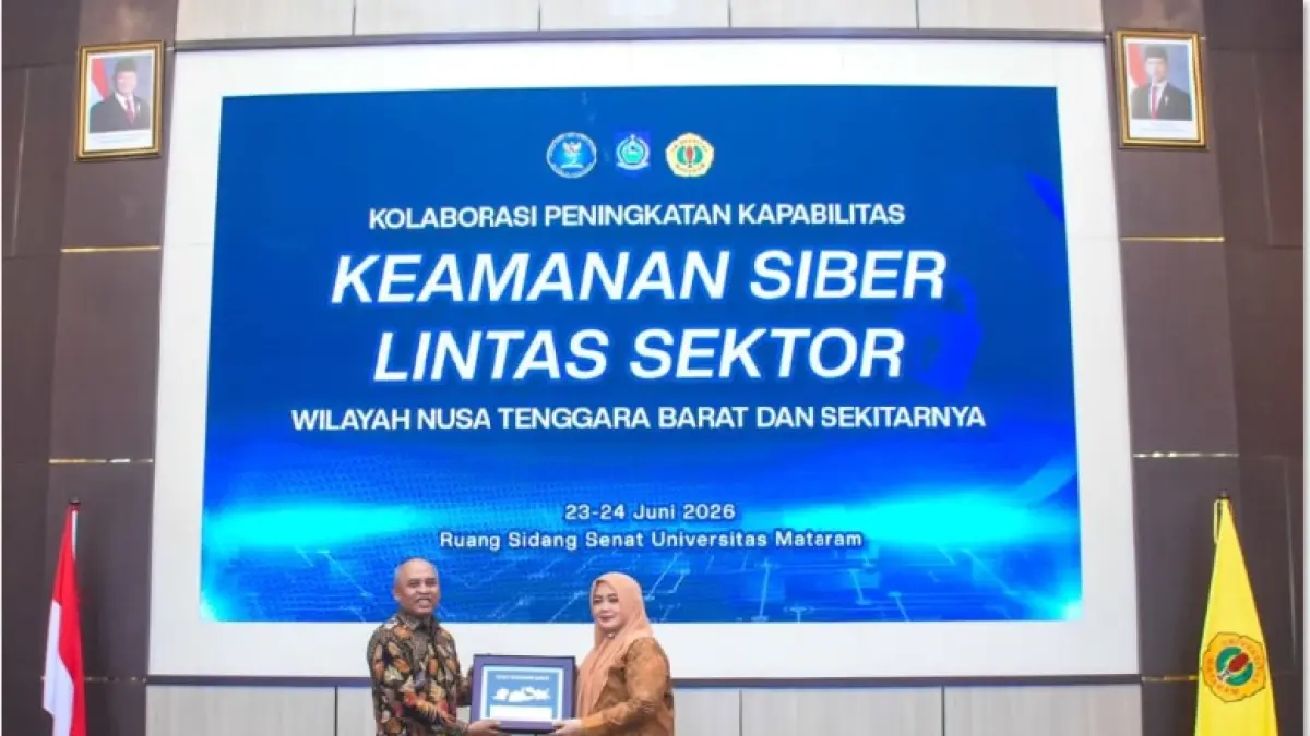SIBER: Wagub NTB Indah Dhamayanti Putri dan Kepala BSSN RI Nugroho Sulistyo Budi saat penyerahan Surat Tanda Registrasi Tim Tanggap Insiden Siber di Ruang Sidang Senat Universitas Mataram, Selasa (23/6). (DISKOMINFOTIK NTB/LOMBOK POST)