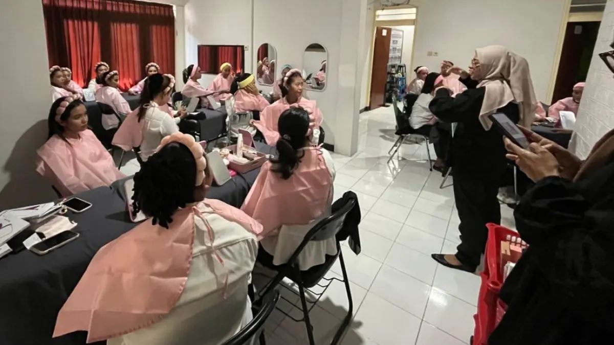 Suasana pelatihan tata rias kecantikan yang berlangsung di Tamata Persada Training Center, Mataram, belum lama ini. (IST/LOMBOK POST)