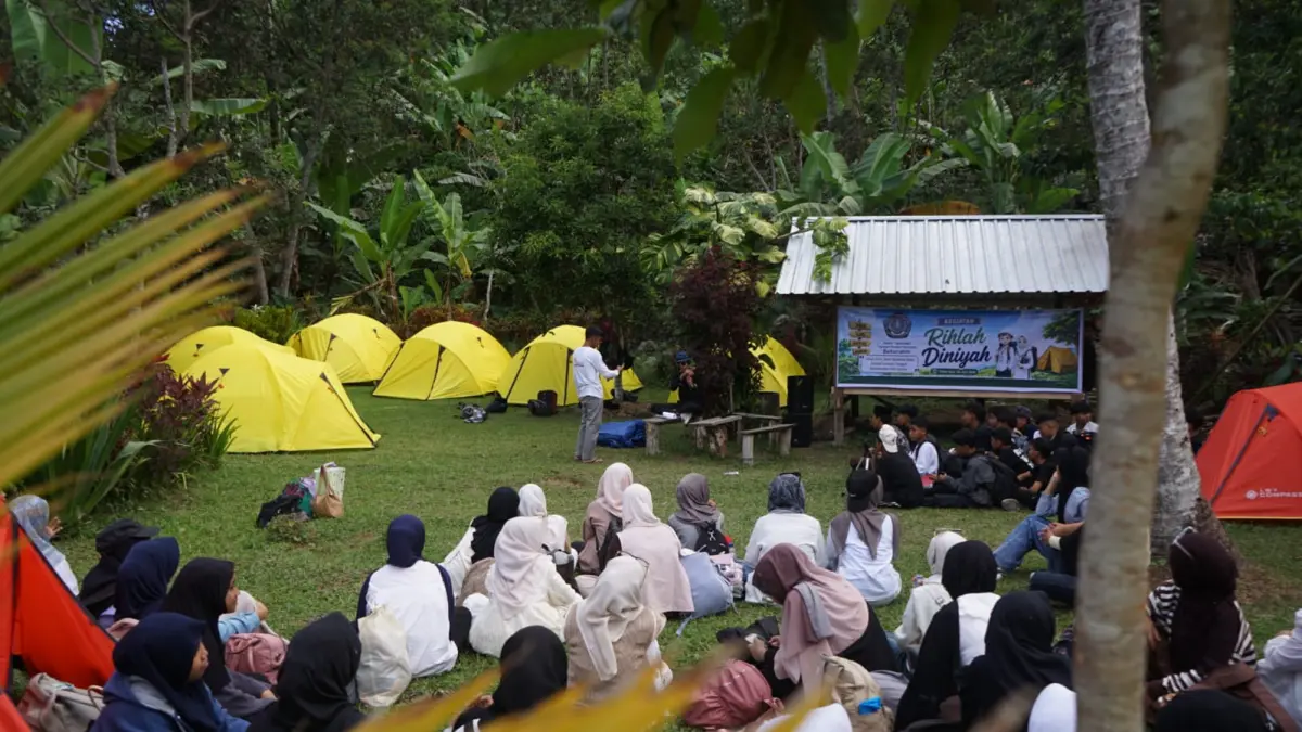 TADABUR ALAM: Santri-santriwati Ponpes Baiturrahim Kabar mengikuti materi pada saat kegiatan Rihlah Diniyah Santri