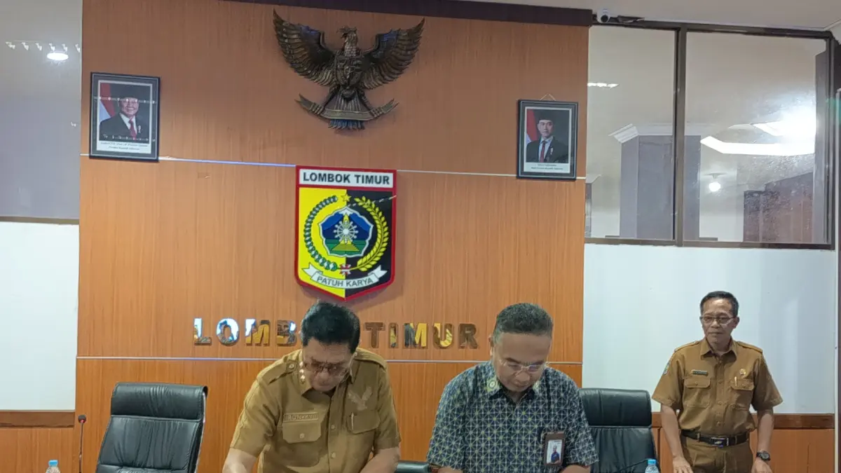 UNTUK MASYARAKAT: Bupati Lombok Timur (Lotim) bersama Kepala BPJS Kesehatan Cabang Selong usai menandatangani kerja sama pembayaran iuran kepesertaan BPJS kesehatan bagi masyarakat miskin.