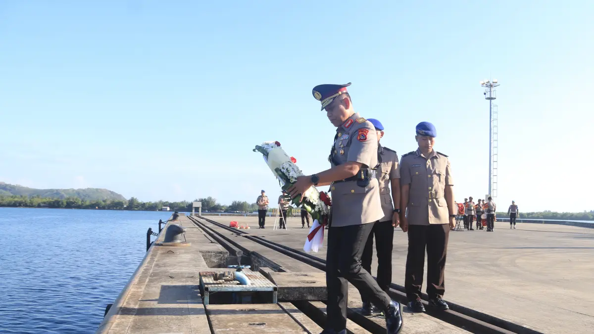 Wakapolda NTB Brigjen Pol. Hari Nugroho melakukan tabur bunga di laut Pelabuhan Gili Mas, Lembar, Lombok Barat, Rabu (24/6).
