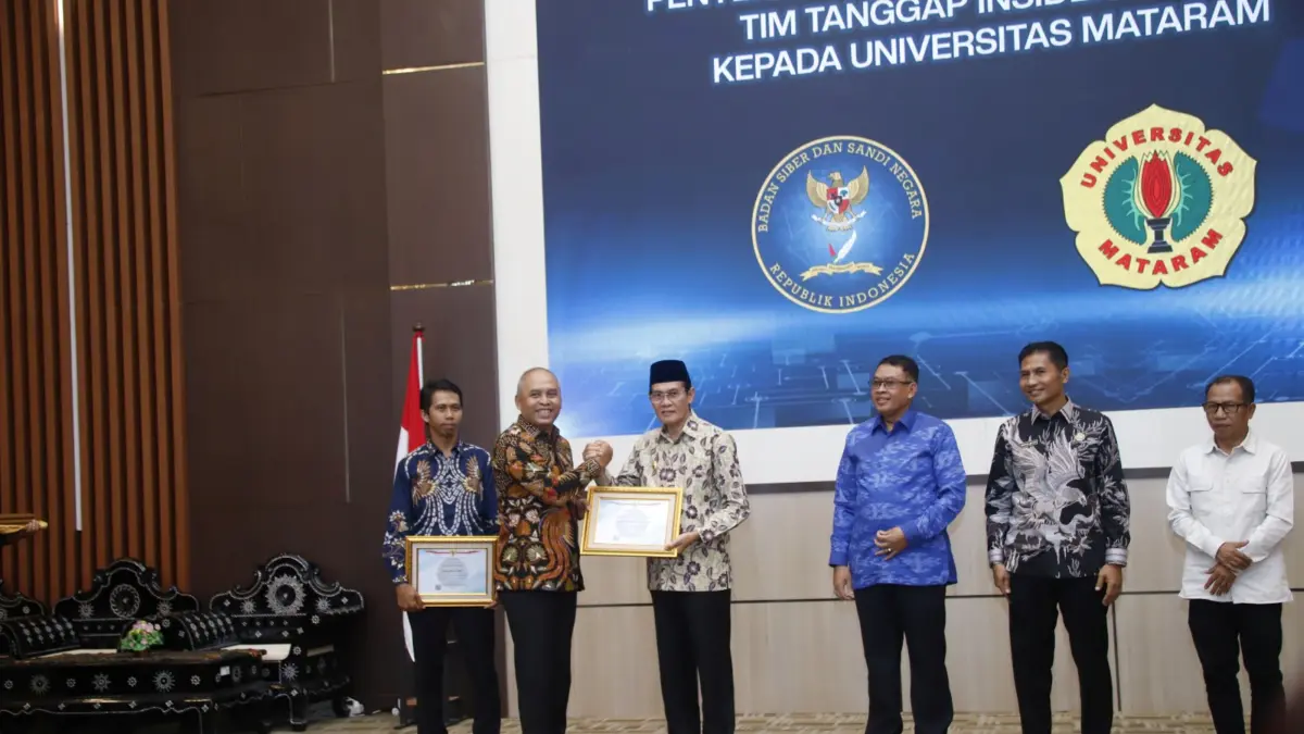 Wakil Bupati Loteng M Nursiah secara simbolis menerima bukti teregistrasi LombokTengah-CISRT dari Badan Siber dan Sandi Negara (BSSN), di Universitas Mataram, Selasa (23/6).