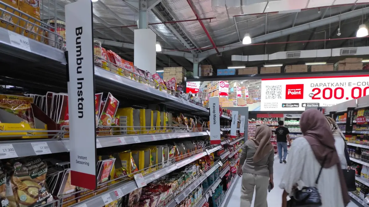 AKTIVITAS EKONOMI: Warga yang tengah berbelanja di salah satu supermarket di Kota Mataram, Rabu (24/6). (FERIAL/LOMBOK POST)