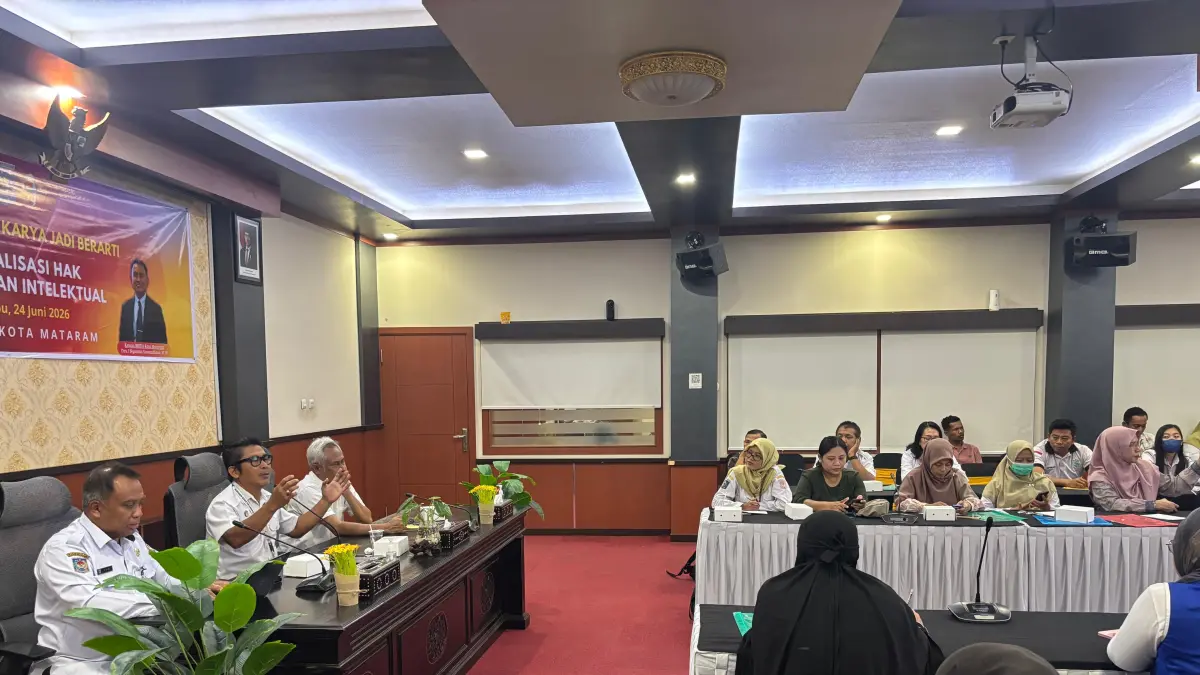 Analis Kekayaan Intelektual Kanwil Kemenkum NTB, I Nyoman Sanistrya Utaya, memaparkan pentingnya pelindungan kekayaan intelektual dalam kegiatan Sosialisasi Hak atas Kekayaan Intelektual yang digelar BRIDA Kota Mataram, Rabu (24/6).