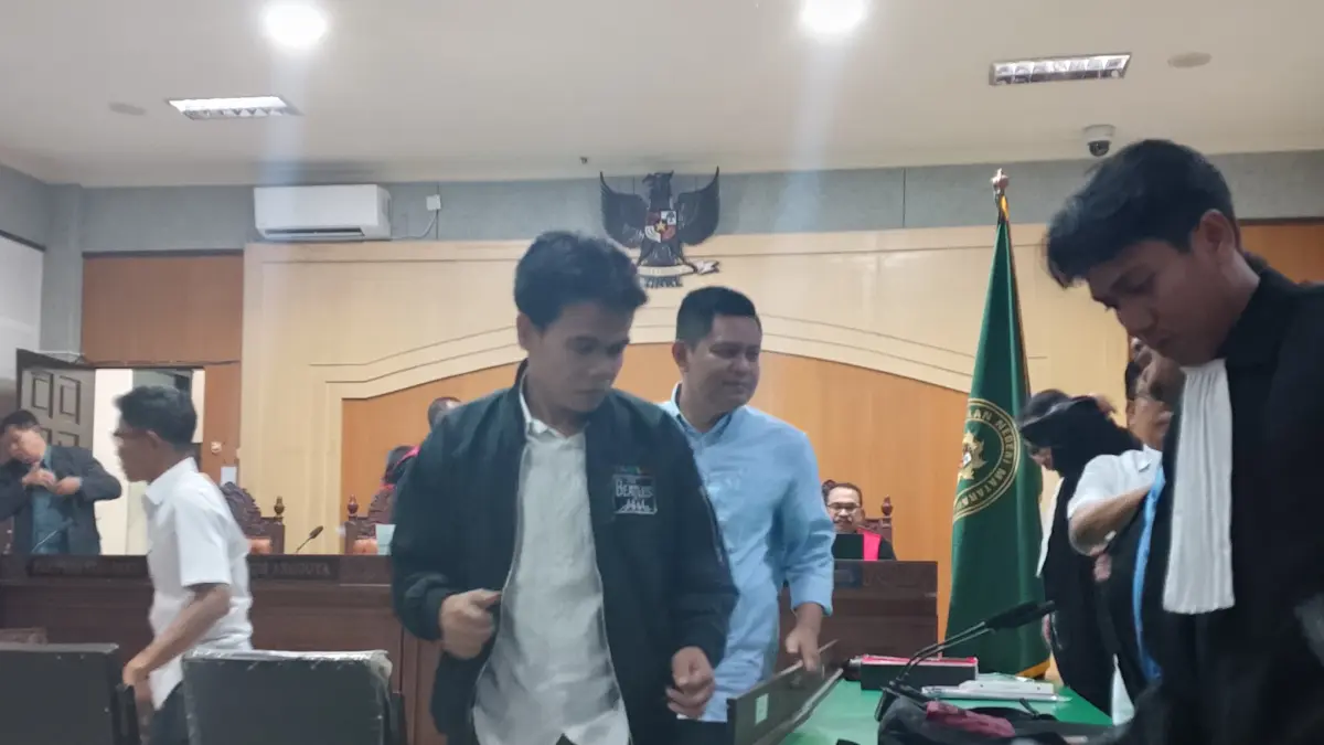 BERIKAN KETERANGAN: Para terdakwa keluar dari ruang sidang di Pengadilan Negeri Tipikor Mataram usai memberikan keterangan di hadapan majelis hakim, Rabu (24/6). (HARLI/LOMBOK POST)

