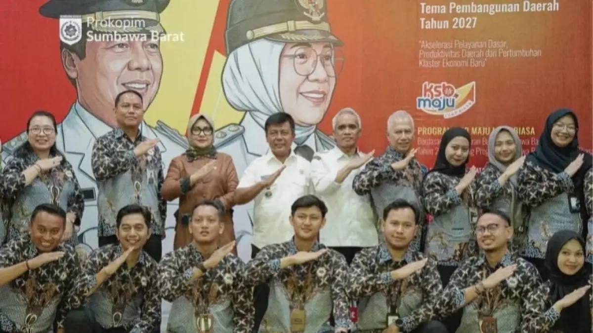 Bupati KSB Amar Nurmansyah (empat kiri/berdiri) berfoto bersama usai Workshop Evaluasi Pengelolaan Keuangan dan Pembangunan Desa Tahun 2026 di aula Paserang Lantai III Gedung Graha Praja Sekretariat Daerah KSB, Rabu (24/6).