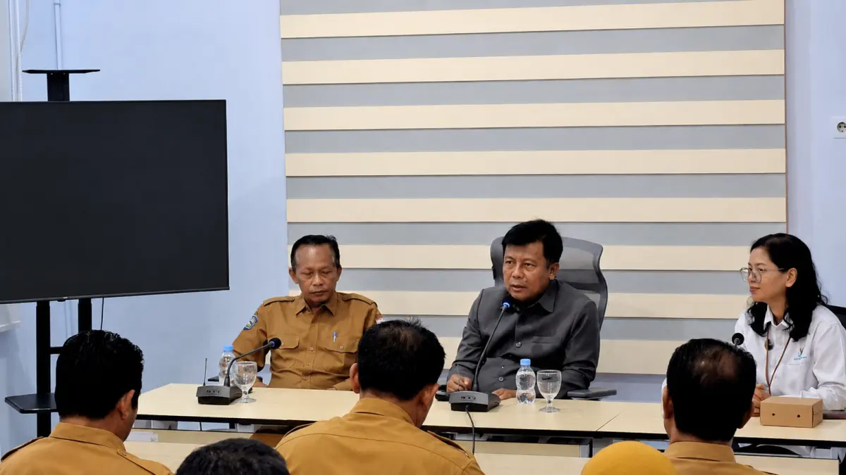 Bupati KSB Amar Nurmansyah (tengah) dan Kepala BPS Ni Ketut Alit Rahayu Hendrayani, menggelar sosialisasi Sensus Ekonomi 2026 di aula kantor BPS setempat, Selasa (23/6).&nbsp;