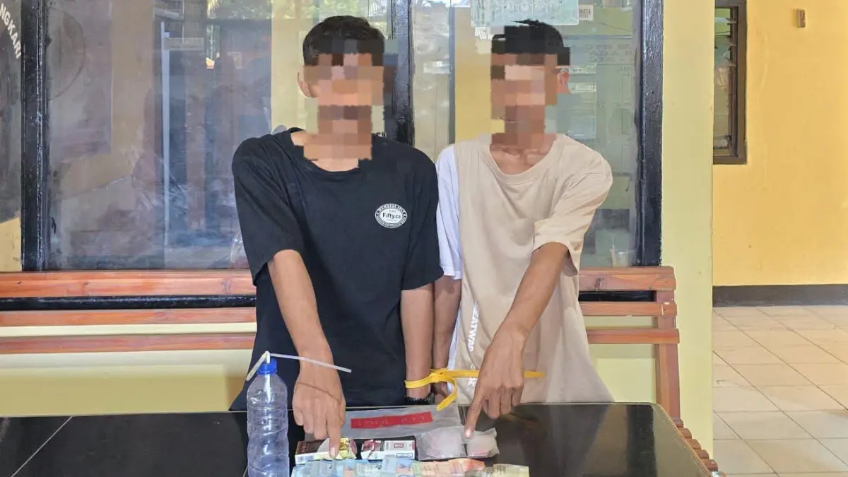 Buronan kasus narkoba MY dan rekannya RA diamankan bersama barang bukti sabu di Polsek Bolo, Kamis (25/6).