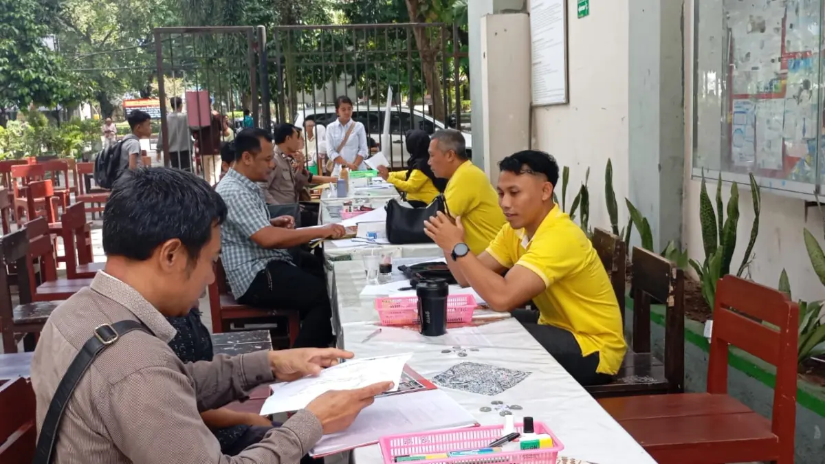 DAFTAR: Panitia SPMB SMPN 6 Mataram  melakukan verifikasi berkas pendaftaran di sekolah setempat, Rabu (24/6).