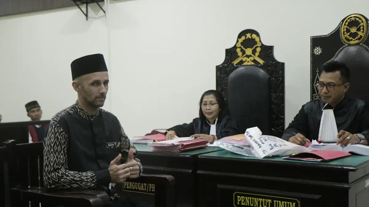 DITUNTUT: Terdakwa tindak pidana narkotika asal Perancis Ludovic Roche alias Ali mendengarkan pembacaan tuntutan dari JPU di Pengadilan Negeri Mataram, Rabu (24/6). (HARLI/LOMBOK POST)