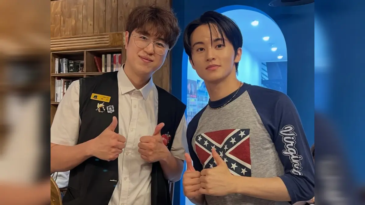Foto Mark eks NCT (kanan) saat mengenakan kaos bergambar bendera Konfederasi yang memicu sorotan dan kritik tajam. (IST/LOMBOK POST)