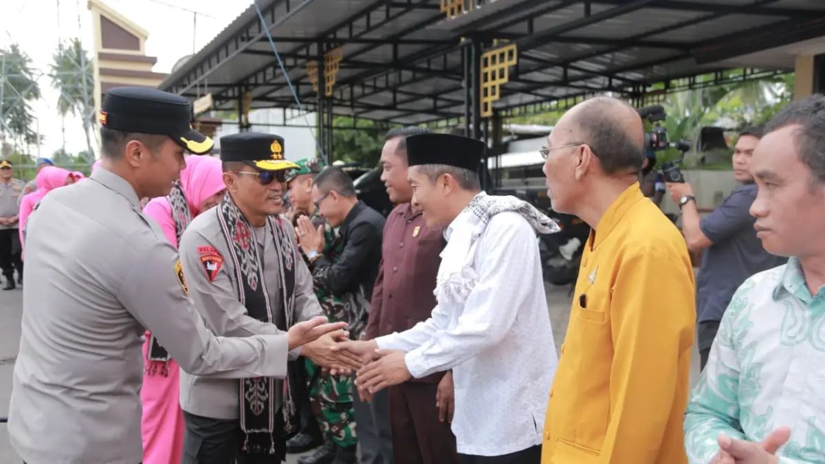Kapolda NTB Irjen Pol. Kalingga Rendra Raharja (dua dari kiri) disambut di Mapolres Lombok Utara.