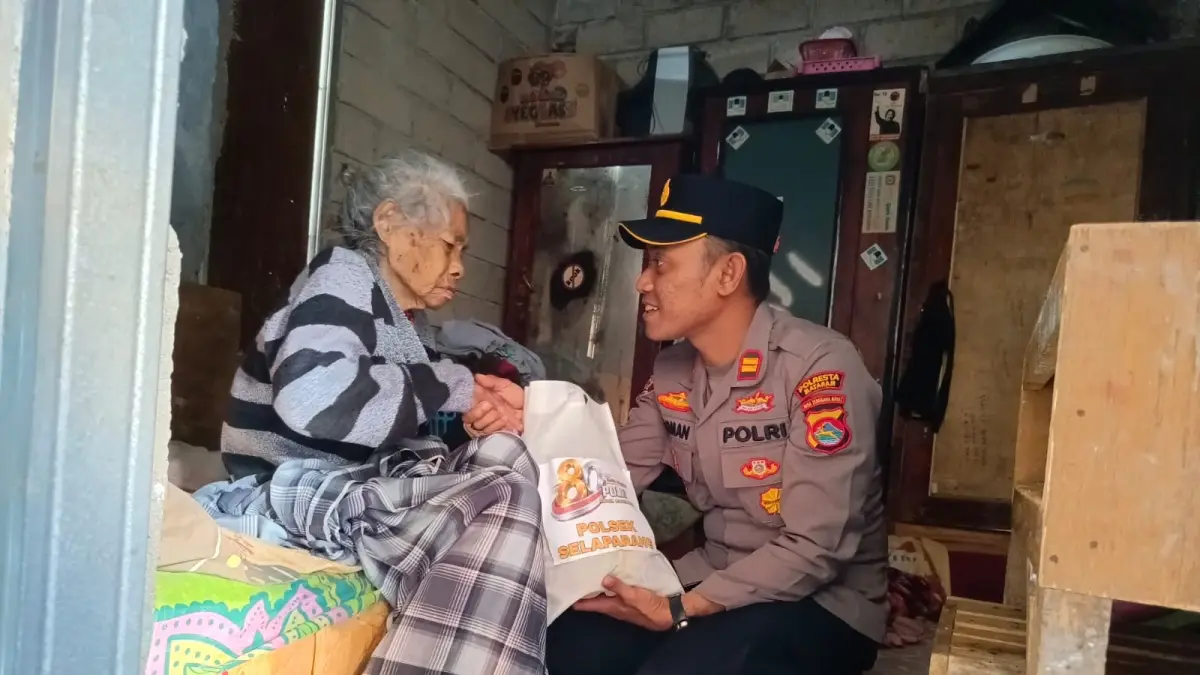 Kapolsek Selaparang Iptu Zulharman Lutfi menyalurkan bantuan sosial kepada warga kurang mampu di wilayah hukumnya, Rabu (24/6).