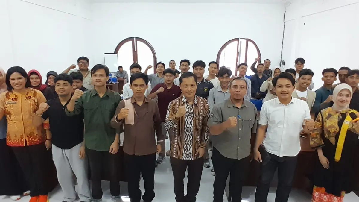 Kepala Dikpora NTB Syamsul Hadi bersama sejumlah narasumber dan peserta FGD. (DIKPORA NTB)