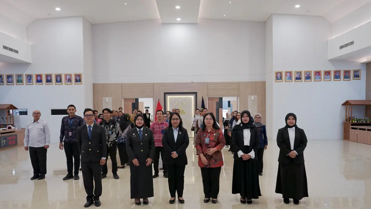 Kepala Kantor Wilayah Kementerian Hukum NTB, I Gusti Putu Milawati, melantik dan mengambil sumpah/janji jabatan dua pejabat nonmanajerial di Aula Pengayoman Kanwil Kemenkum NTB, Kamis (25/6).