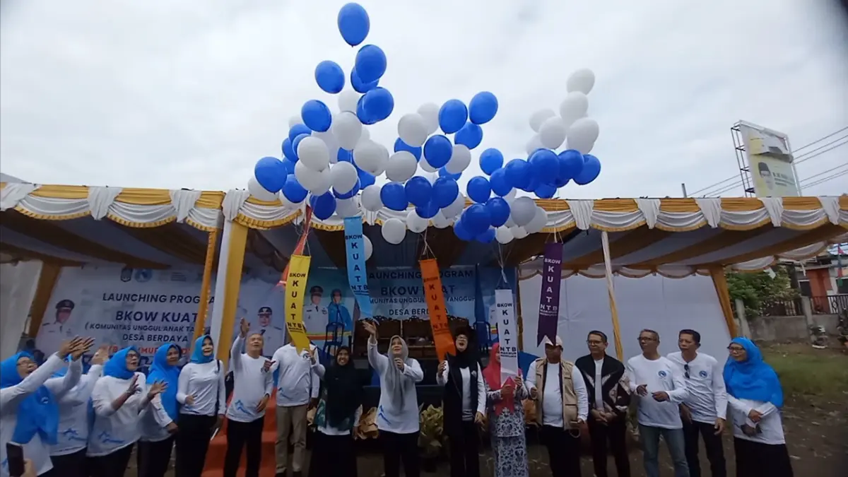 Ketua BKOW NTB sekaligus Wagub NTB Indah Dhamayanti NTB bersama Ketua TP PKK NTB Shinta Agathia melepas balon membuka kegiatan. (IST/LOMBOK POST)
