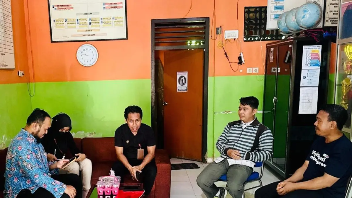 KLARIFIKASI: Tim Ombudsman RI Perwakilan NTB melakukan klarifikasi di SDN 5 Babussalam, Kecamatan Gerung terkait dugaan penyalahgunaan dana tabungan siswa sebesar Rp 105 juta oleh seorang oknum guru. 
