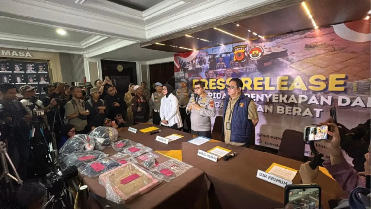 KONFERENSI PERS: Kabid Humas Polda Jabar, Kombes Pol Hendra Rochmawan dalam konferensi pers di Mapolda Jabar, Kota Bandung, Rabu (24/6/2026). (JAWA POS)