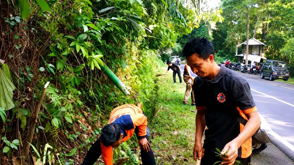 LESTARIKAN WISATA: Delegasi Kecamatan Gangga ikut gotong royong di kawasan wisata Pusuk, Rabu (24/6).