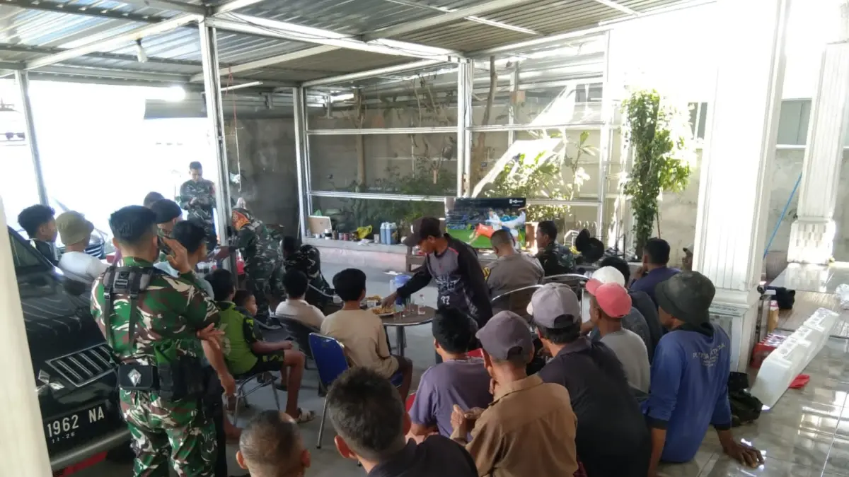 NOBAR PIALA DUNIA: Puluhan warga berkumpul menyaksikan gelaran Piala Dunia 2026 yang diinisiasi Koramil 06/Jonggat, Loteng, Rabu (24/6). (Dewi/Lombok Post) 