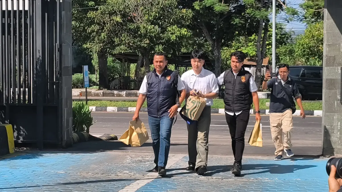 PELIMPAHAN: WNA Korea Selatan (Korsel) berinisial WK yang menjadi tersangka kasus pemerkosaan teman wanitanya dikawal penyidik saat pelimpahan tahap dua di Kantor Kejari Mataram, Rabu (24/6). (HARLI/LOMBOK POST)