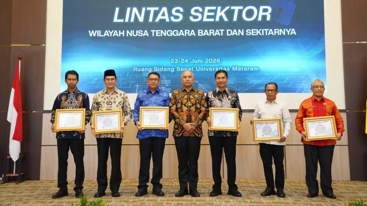 PERKUAT KEAMANAN SIBER: Rektor Unram Prof Sukardi (paling kiri) bersama kepala daerah kabupaten/kota di NTB memperkuat keamanan siber NTB dan meningkatkan kesiapsiagaan menghadapi berbagai ancaman digital yang semakin kompleks pada Bimtek di Unram.