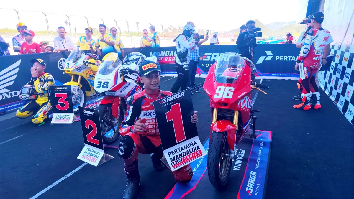 PUTRA NTB: Gian Muhammad Gibran juarai kelas Indonesia Junior Talent Cup pada ajang Mandalika Racing Series 2026 Putaran Kedua di Sirkuit Internasional Mandalika, Loteng, Minggu (21/6) lalu. (Dewi/Lombok Post) 