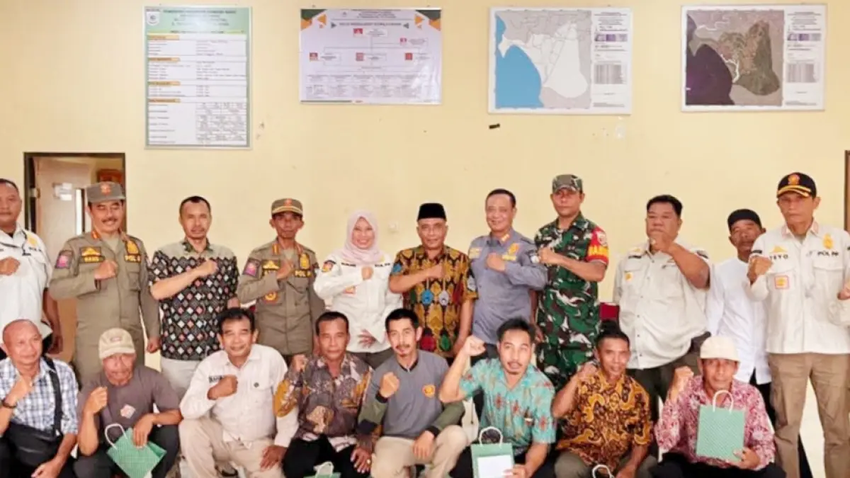 Kasat Pol PP NTB melakukan kunjungan lapangan dalam rangka kegiatan "Sambang Linmas" di Desa Bertong, Taliwang Sumbawa Barat.